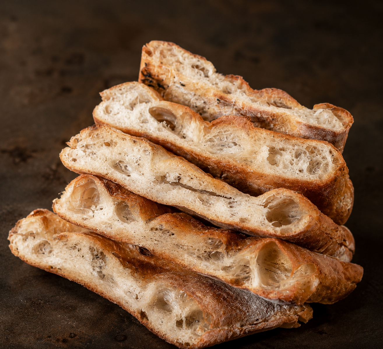 Schiacciata tranchée — pain toscan artisanal à la mie aérée et alvéolée